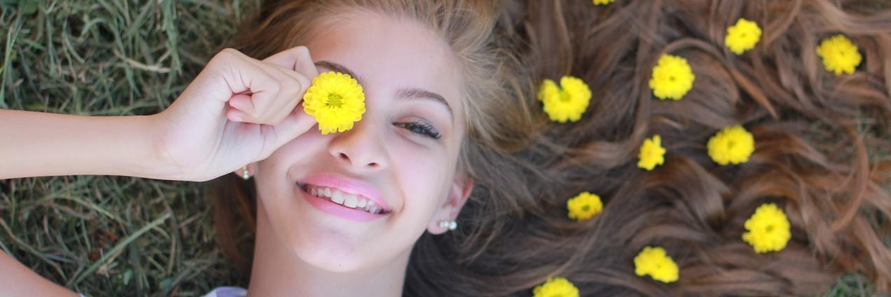 Chica adolescente tumbada en jardin