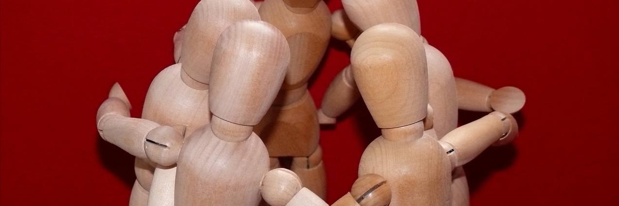 Muñecos articulados abrazándose