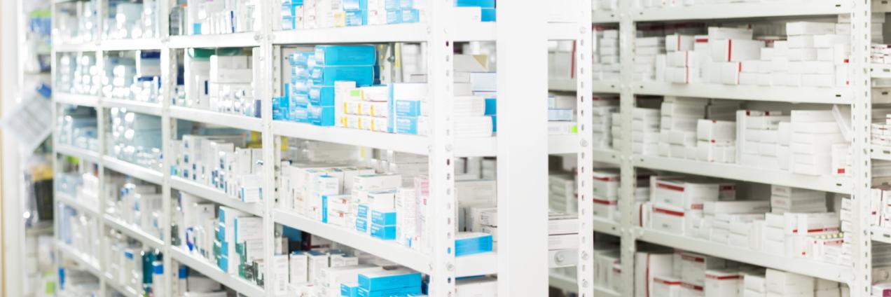 Estanterías con medicamentos
