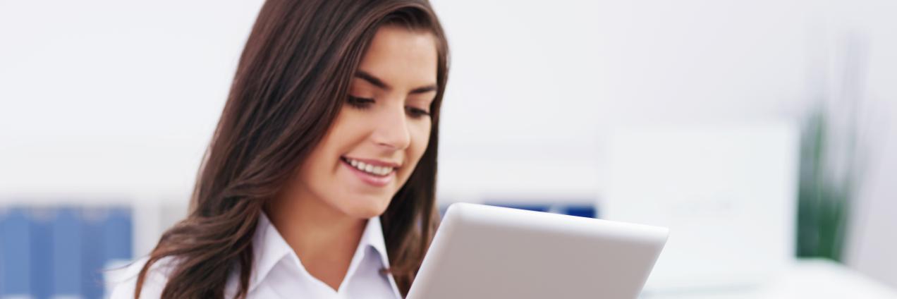 mujer con tablet