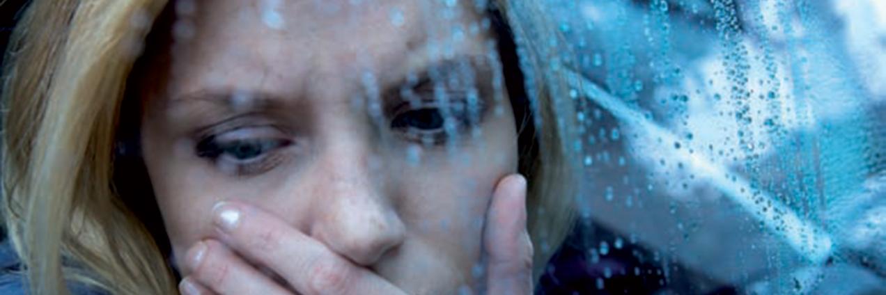 foto de una mujer con mirada triste en un día lluvioso