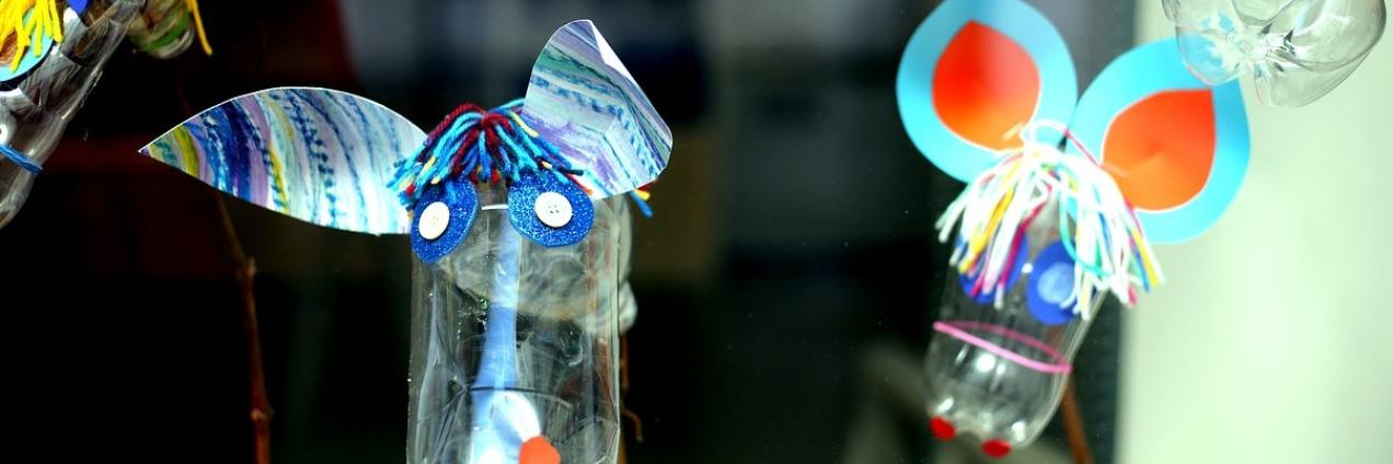 Caballos hechos con botellas de plástico