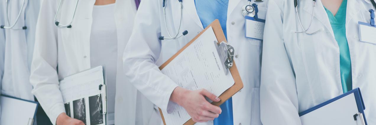 Varios médicos con carpetas de diagnóstico