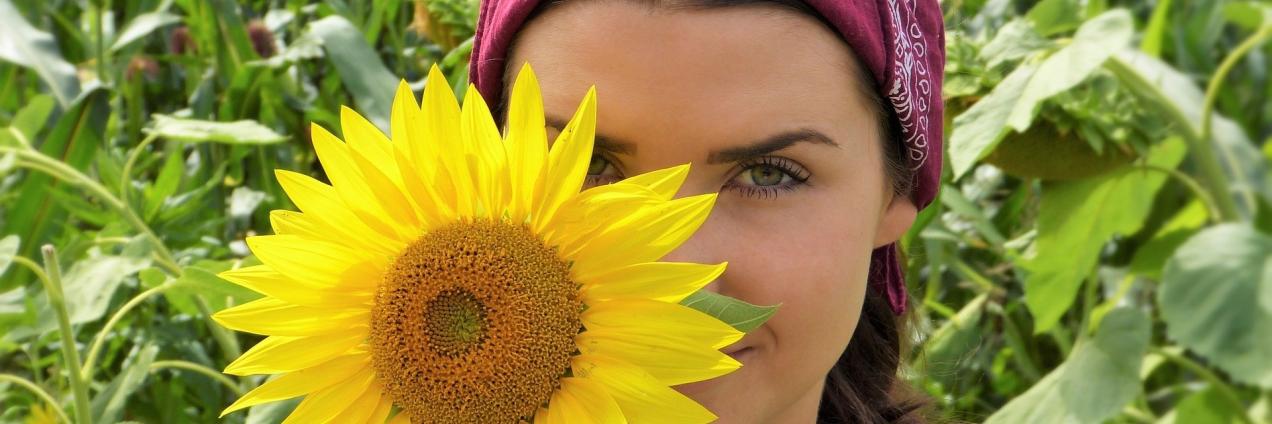 CHICA CON GIRASOL