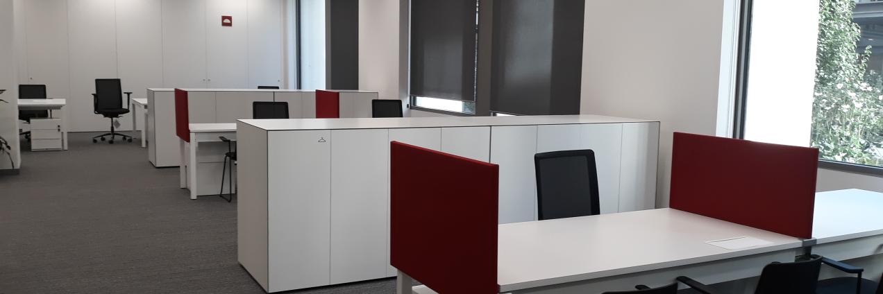 Varios puestos con mesa y sillas para atender a emprendedores