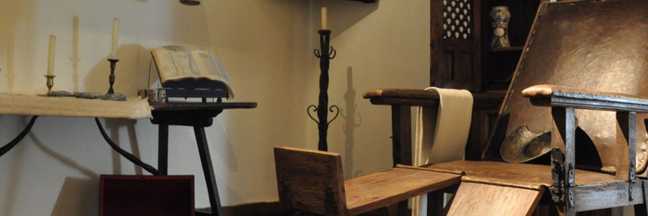 Silla de madera y demás artefactos de trabajo en la botica de Rodrigo de Cervantes del museo casa natal de Cervantes