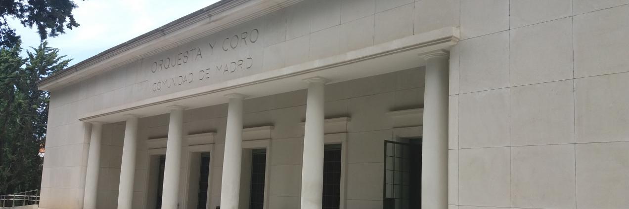 Fachada de la sede de la ORCAM. Edificio de una planta hecho en marco y con pórtico de columnas 