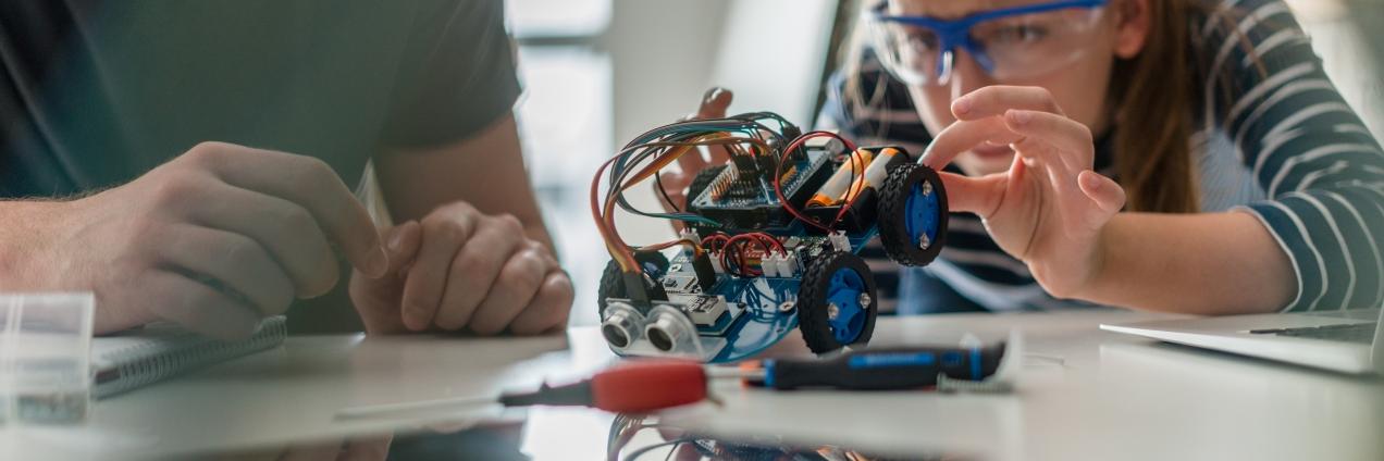 Jóvenes con robot