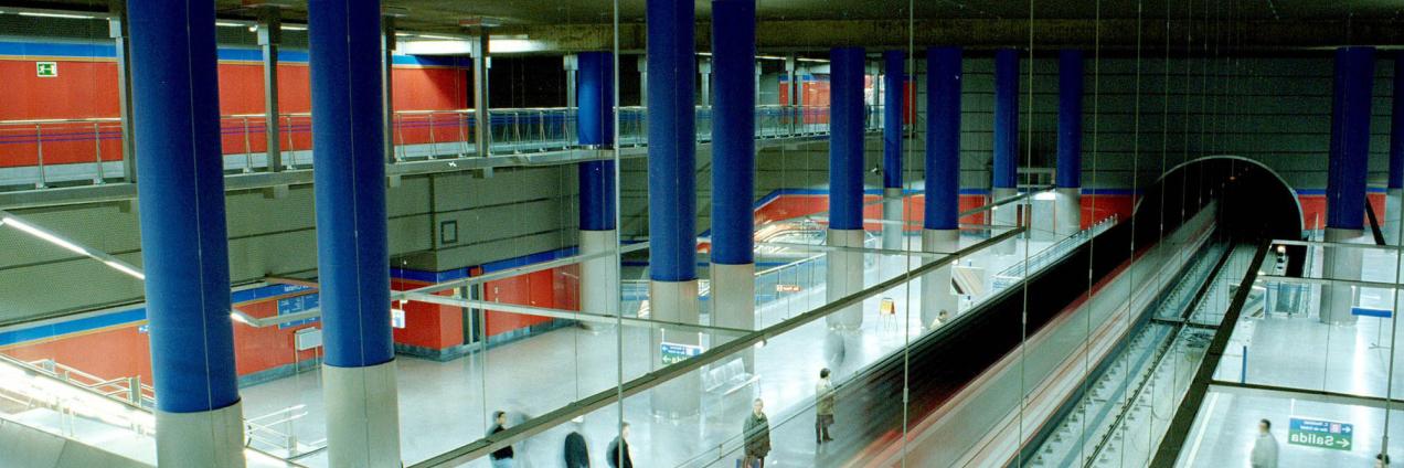 Vista de la estación Mar de Cristal. Personas esperando al tren