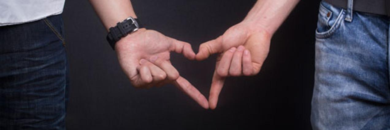 Manos formando corazón