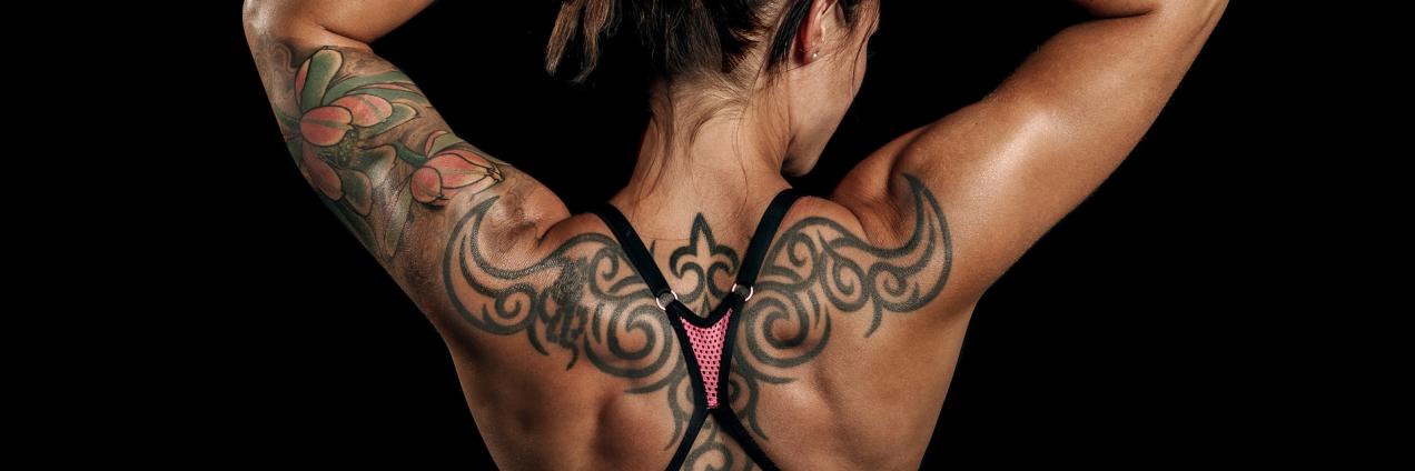 Tatuaje de una espalda de una chica