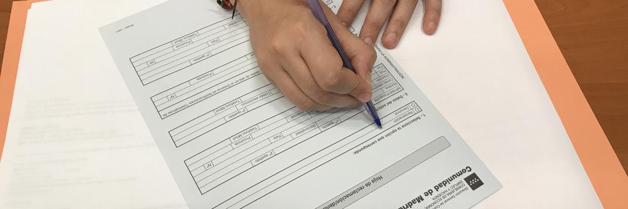 Persona rellenando una hoja de reclamaciones