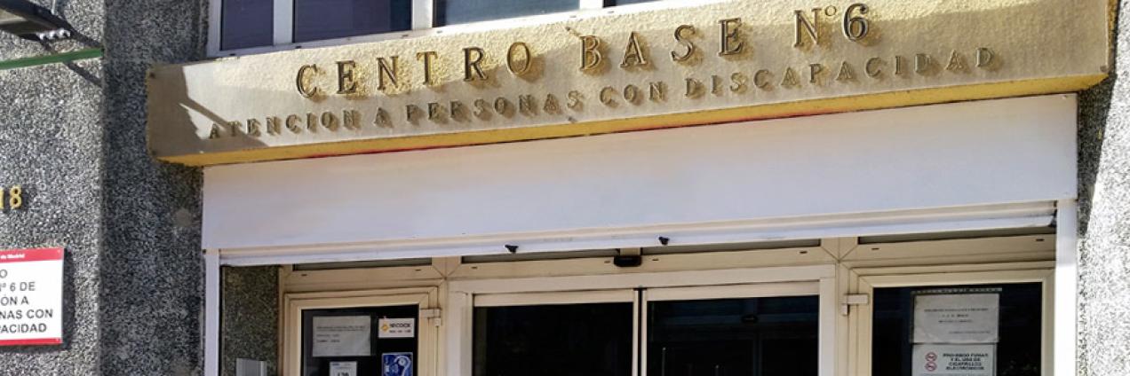 Rótulo de la fachada del Centro Base Nº 6 de la Comunidad de Madrid