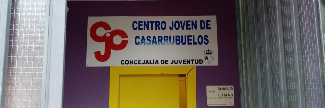 Puerta amarilla de entrada a la oficina