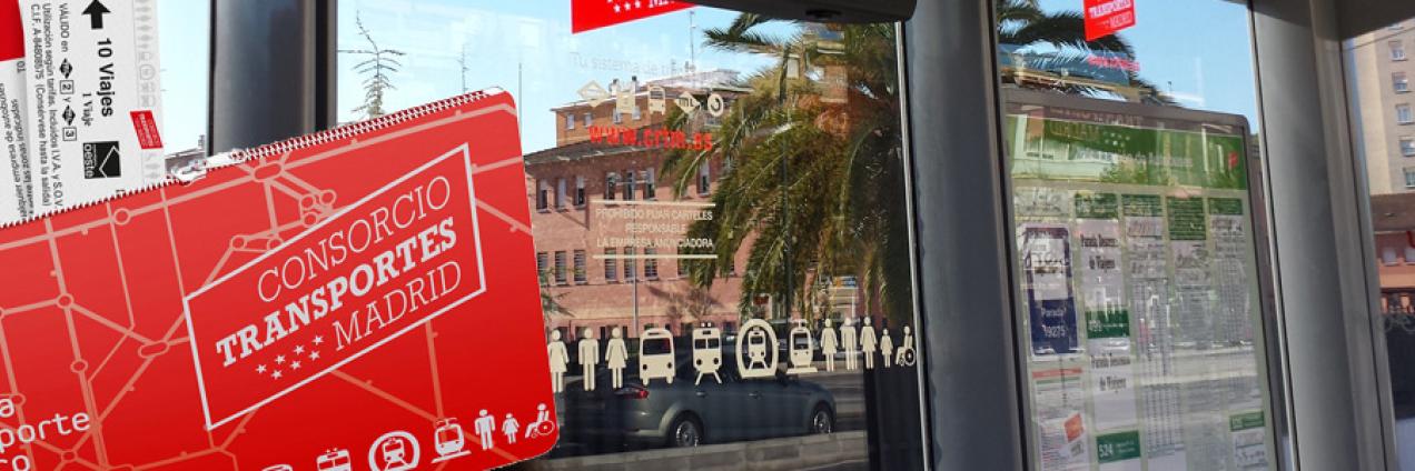 Imagen de la campaña de la Tarjeta Multi con una marquesina de autobús de fondo