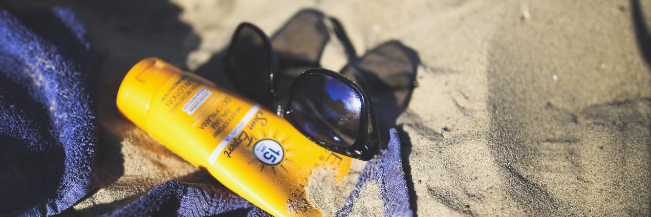 Gafas de sol y cremas