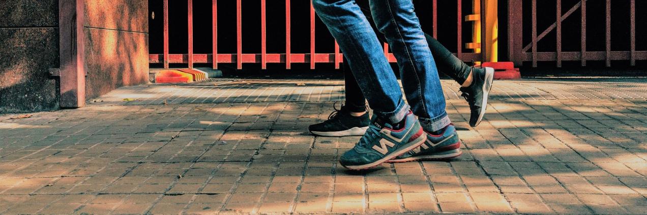 Imagen de las piernas de 2 personas caminando