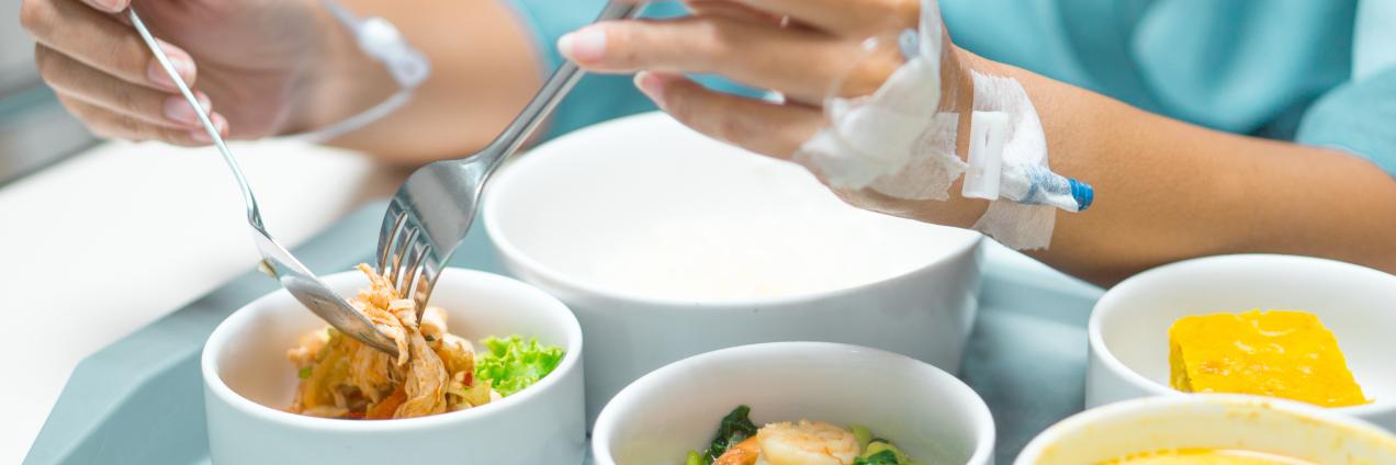 Bandeja con comida en hospital