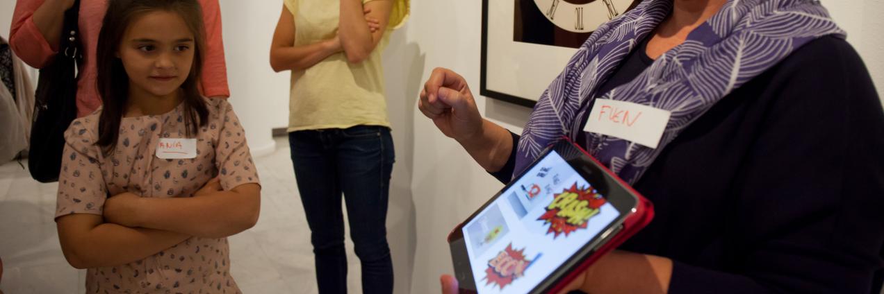 Niños y niñas en una actividad para familias en un museo