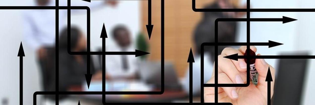 Imagen difuminada de personas con múltiples flechas negras en todas direcciones