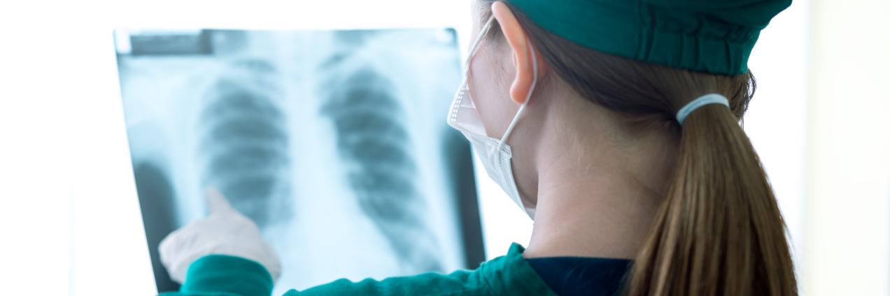 Facultativo examinando una radiografía