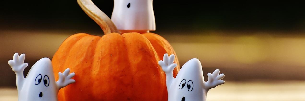 Una calabaza y fantasmas blancos