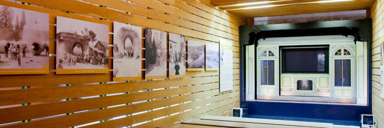 Panel de madera con imágenes de la historia de Nuevo Baztan