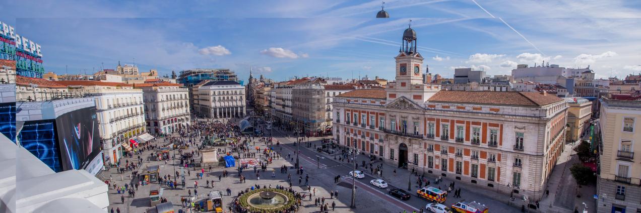 Vista panorámica de la madrileña Puerta del Sol con la Real Casa de Correos