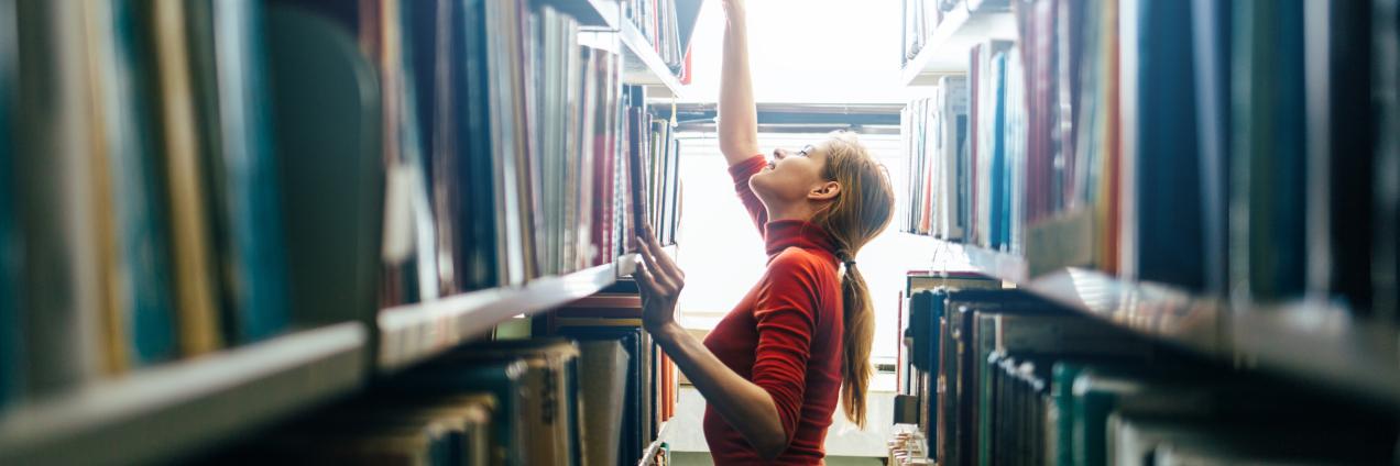 Bibliotecario ordenando libros