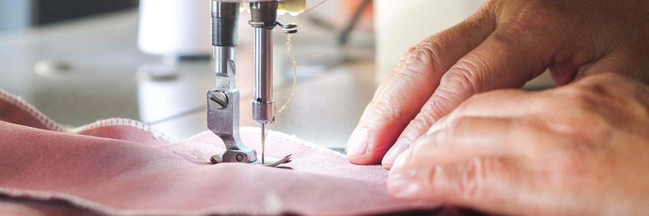Costurera en maquina de coser