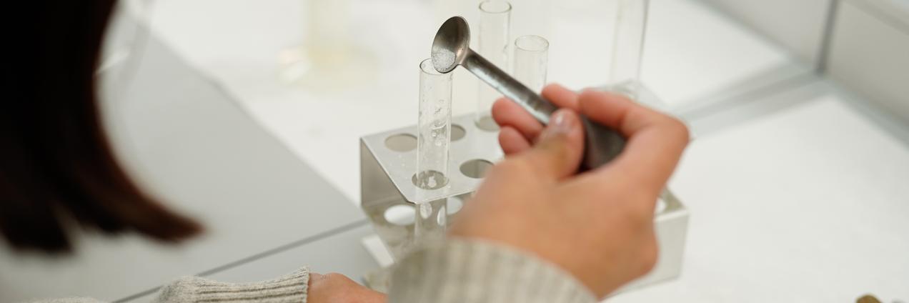 Unas manos de una niña realizando un experimento
