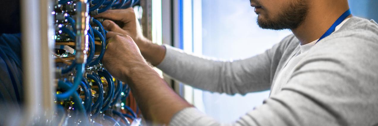 Profesional conectando en servidores de control de administrador de sistema