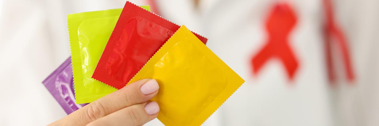 foto de la mano de una persona sosteniendo varios preservativos