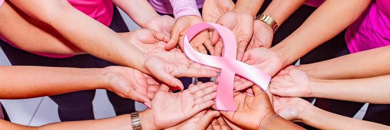 Manos mujeres unidas símbolo cáncer de mama