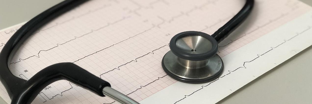 Fonendoscopio y electrocardiograma