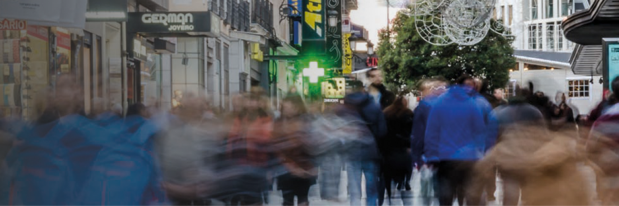 Fotografía de larga exposición de una céntrica calle llena de gente 