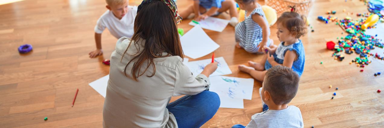Unos niños en un salón de clases