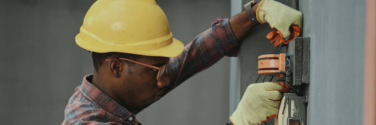 Imagen trabajador cuadro eléctrico