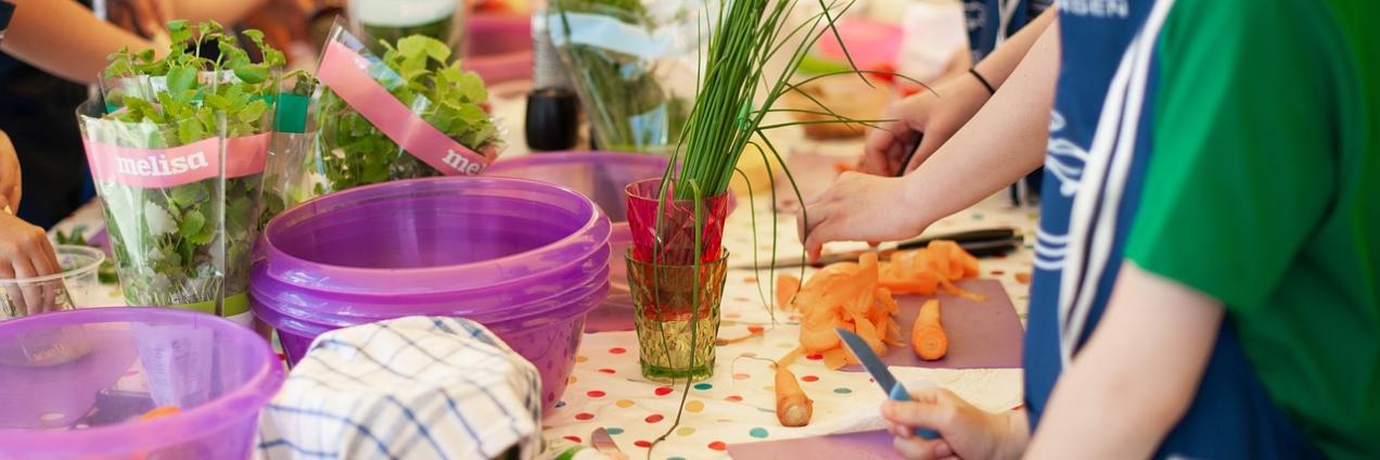 Foto niños cocinando