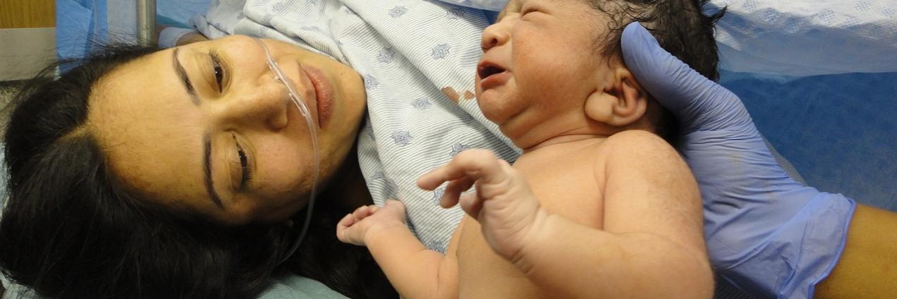 Mujer con su hijo recién nacido