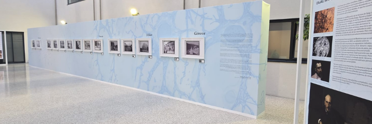 Exposición de fotografías con panel con fotografías enmarcadas a la derecha y de fondo panel con texto