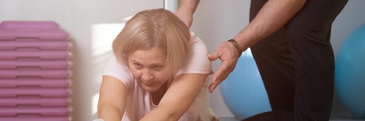 Mujer haciendo ejercicios de estiramiento