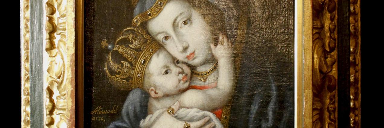 Óleo sobre lienzo representando a virgen coronada con niño enmarcados en un marco decorado