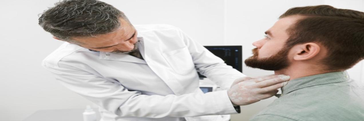 Imagen de medico explorando el cuello a paciente.