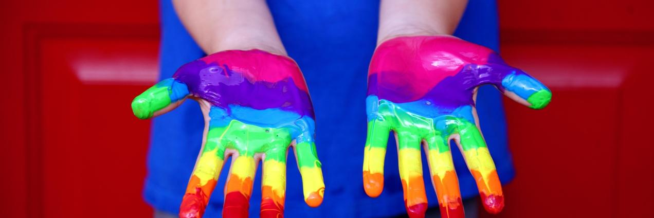 Manos pintadas con bandera arcoiris