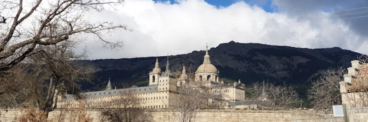 El monasterio de El Escorial con nubes al fondo