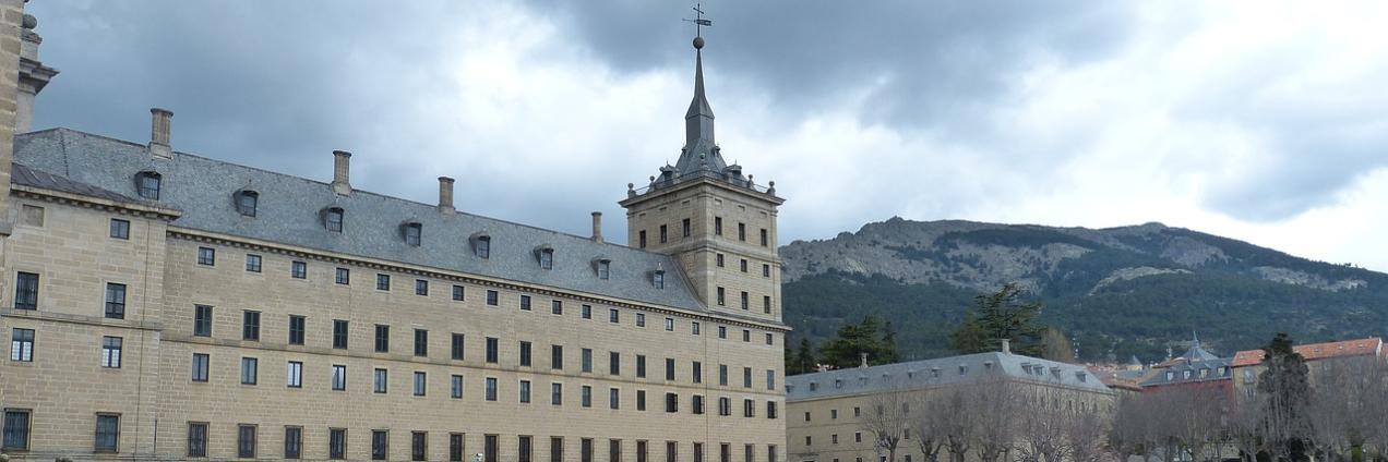 Setos en jardines y al fondo Monasterio de El Escorial