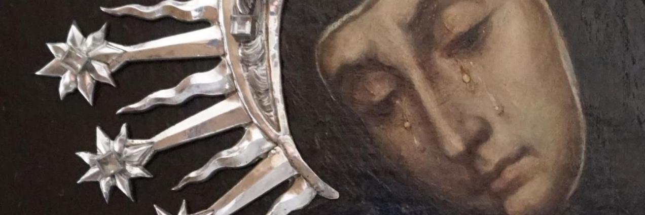 imagen de una pintura que representa una virgen con el rostro reclinado, llorando y portando corona de plata