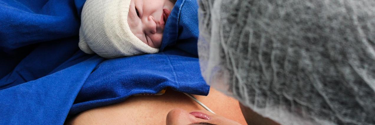 BEBE RECIÉN NACIDO CON PADRES EN PARITORIO