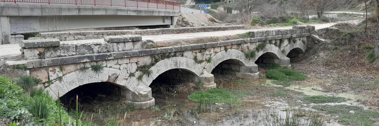 imagen de un puente con arcadas y sillerías de piedra